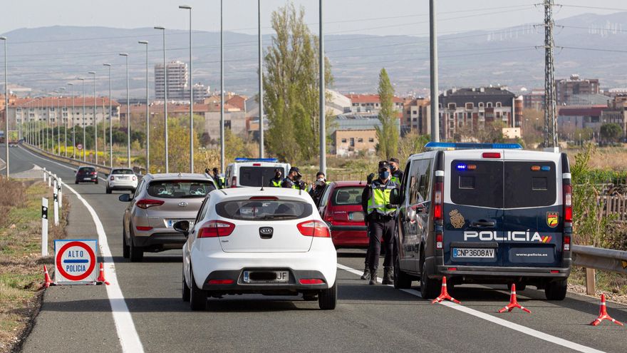 Controles de desplazamiento de la Policía Nacional en La Rioja. EFE/ Raquel Manzanares