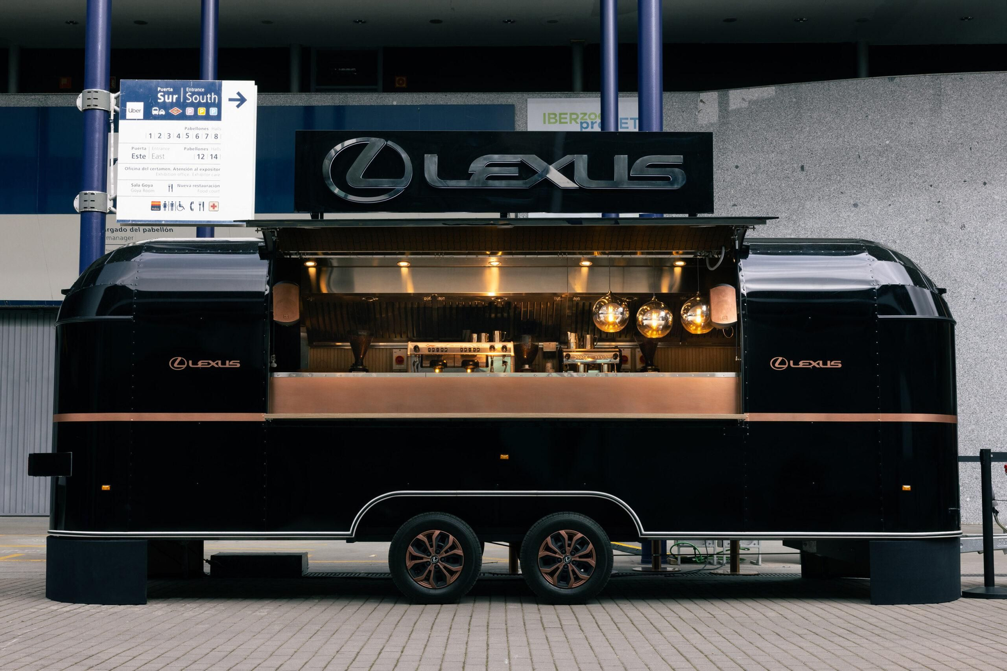 La marca japonesa traslada su relación con la gastronomía a un espacio móvil y muy contemporáneo: un 'food truck' de lujo.