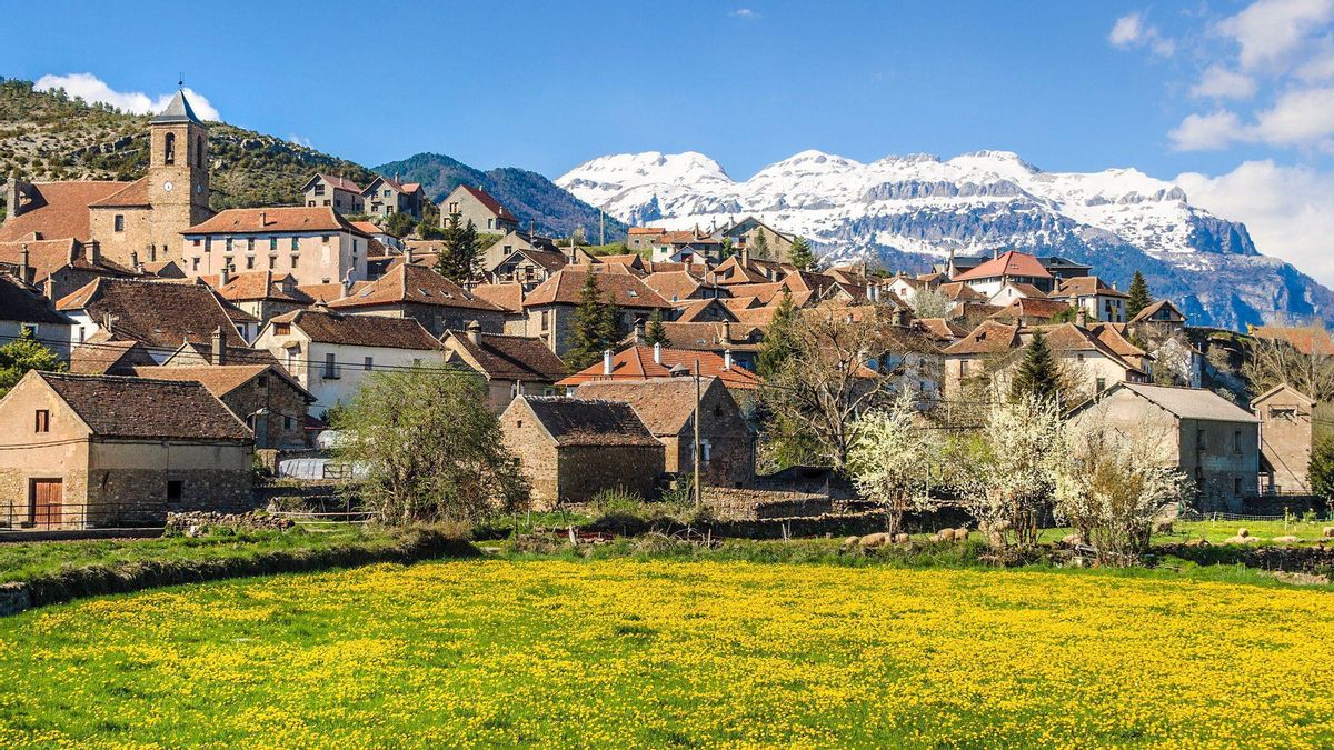Pasear por sus localidades es descubrir una arquitectura tradicional impecable, con tejados de pizarra y chimeneas que expulsan humo durante todo el año