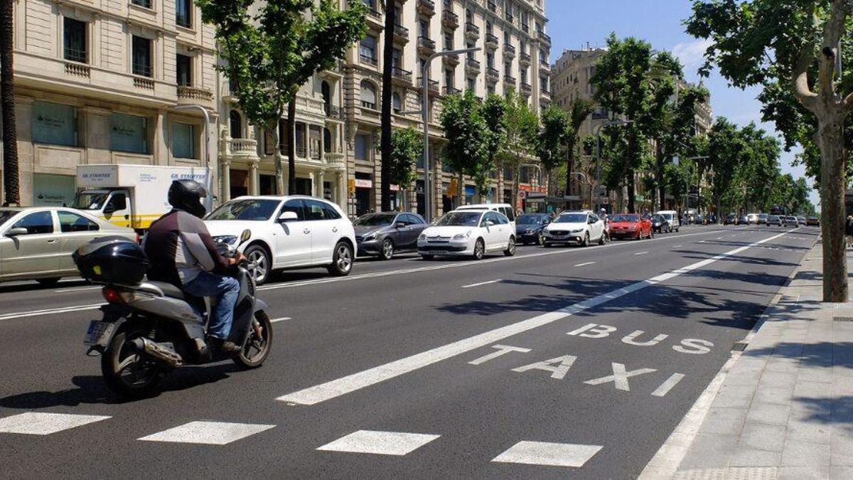 La capital catalana registra un censo de 32.000 ciclomotores, de los cuales unos 8.000 son eléctricos y 24.000 funcionan con motores de combustión interna