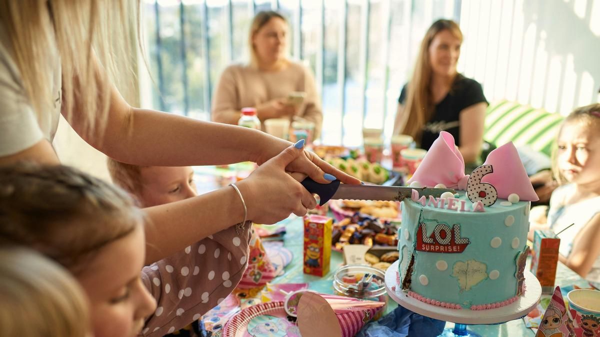 Por qué no conviene adaptar nuestra vida social a la de nuestros hijos: “Si podemos conseguir un equilibrio, estaremos mejor”