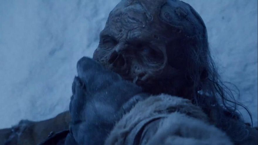 Tapando la boca al muerto al que capturan para que no chille