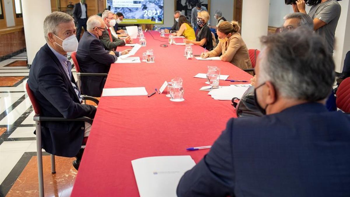 El presidente de Canarias, Ángel Víctor Torres (1d), reúne este jueves a su Consejo Asesor. EFE/Quique Curbelo.