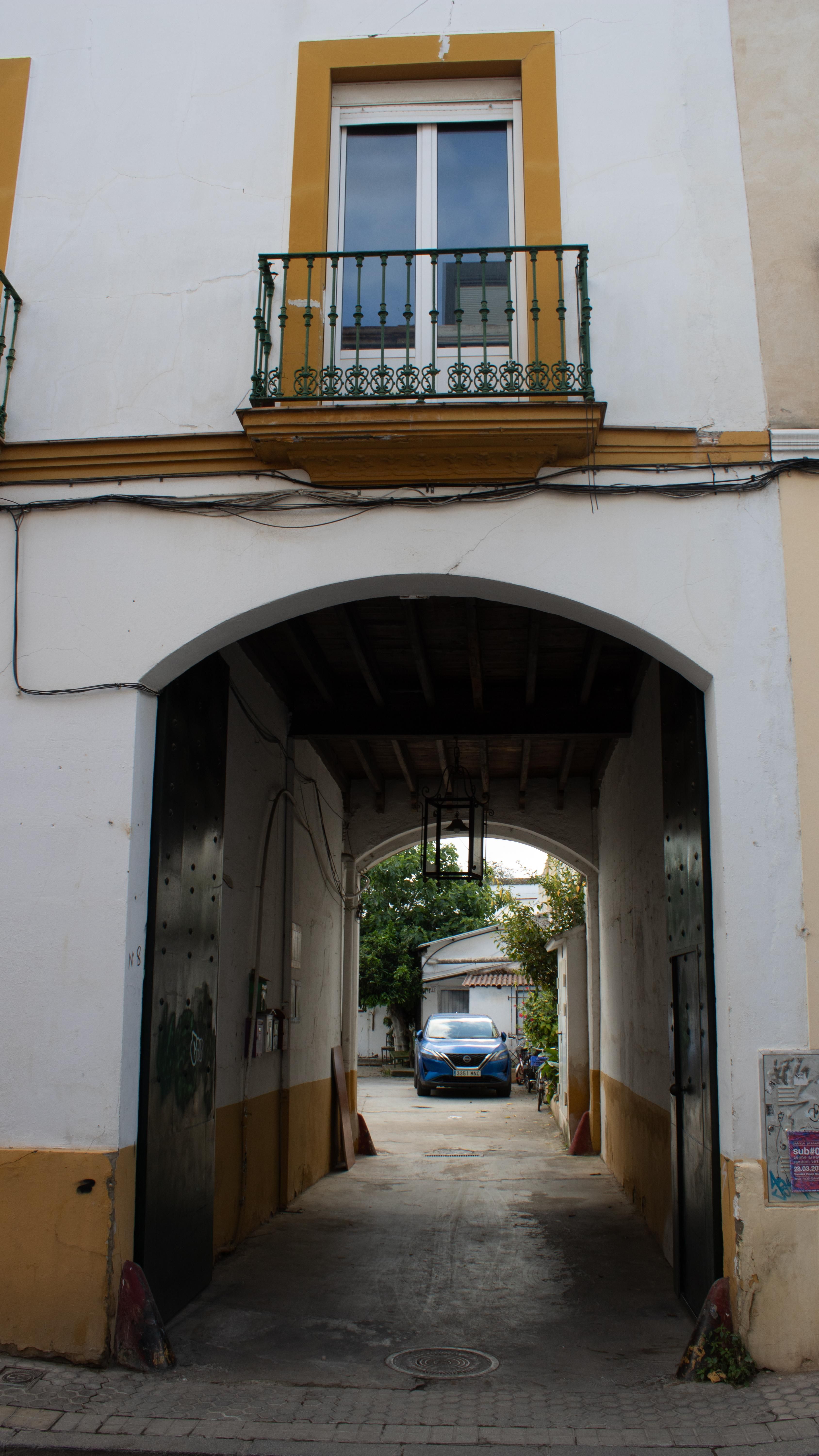 Vista al interior del corralón del Pasaje Mallol número 11, uno de los que continúan con actividad artesanal, en Sevilla.