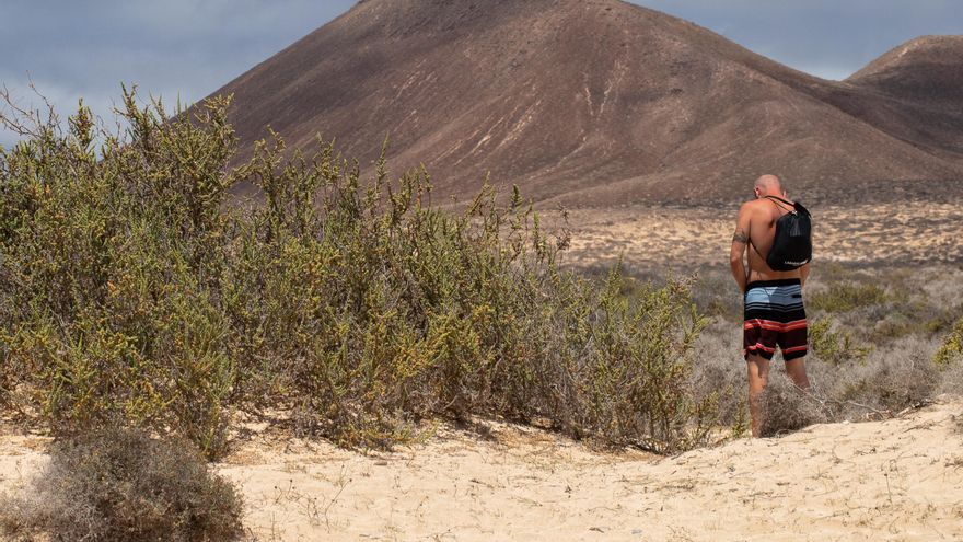 Un hombre orina cerca de una playa de La Graciosa