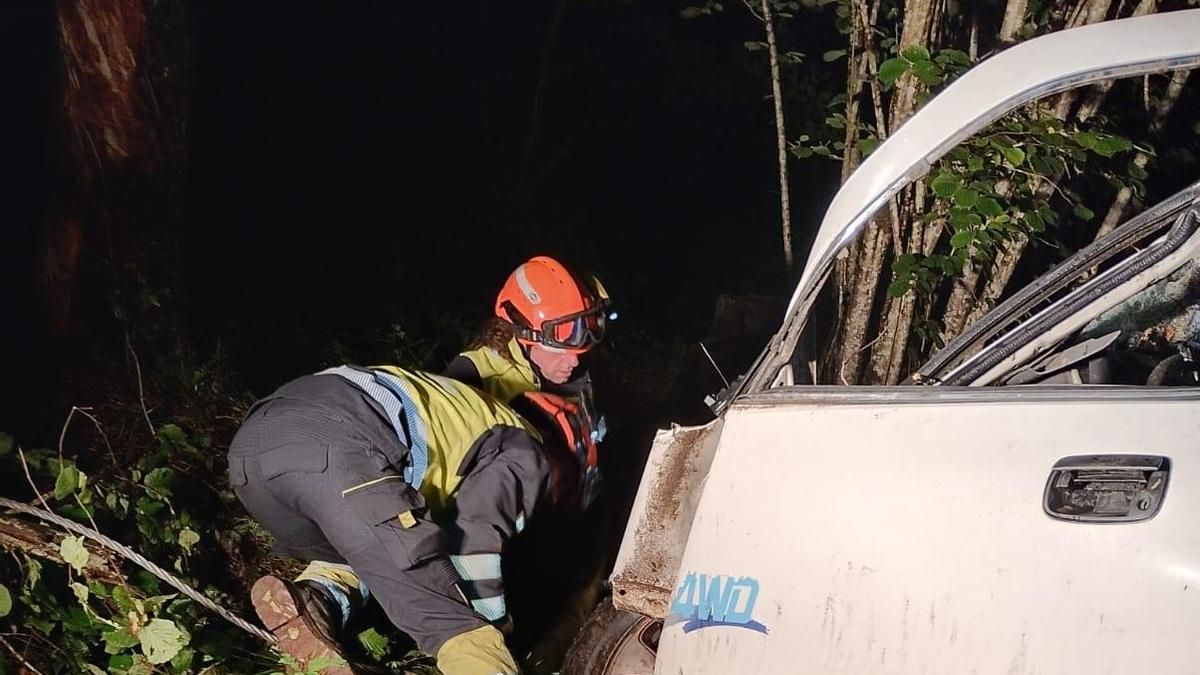 Muere un hombre de 85 años tras caer con su coche por un desnivel en Cangas de Onís
