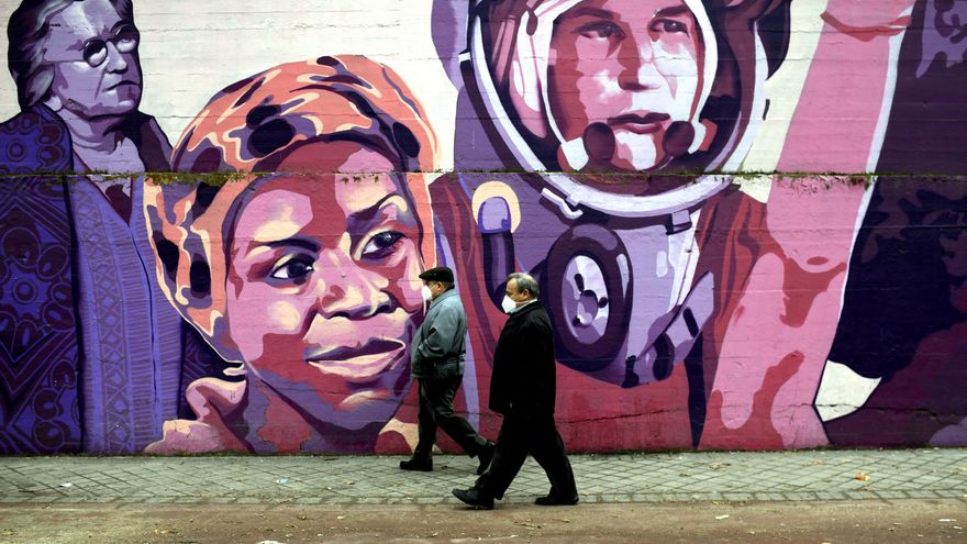 A Almeida se le viene encima un mural feminista