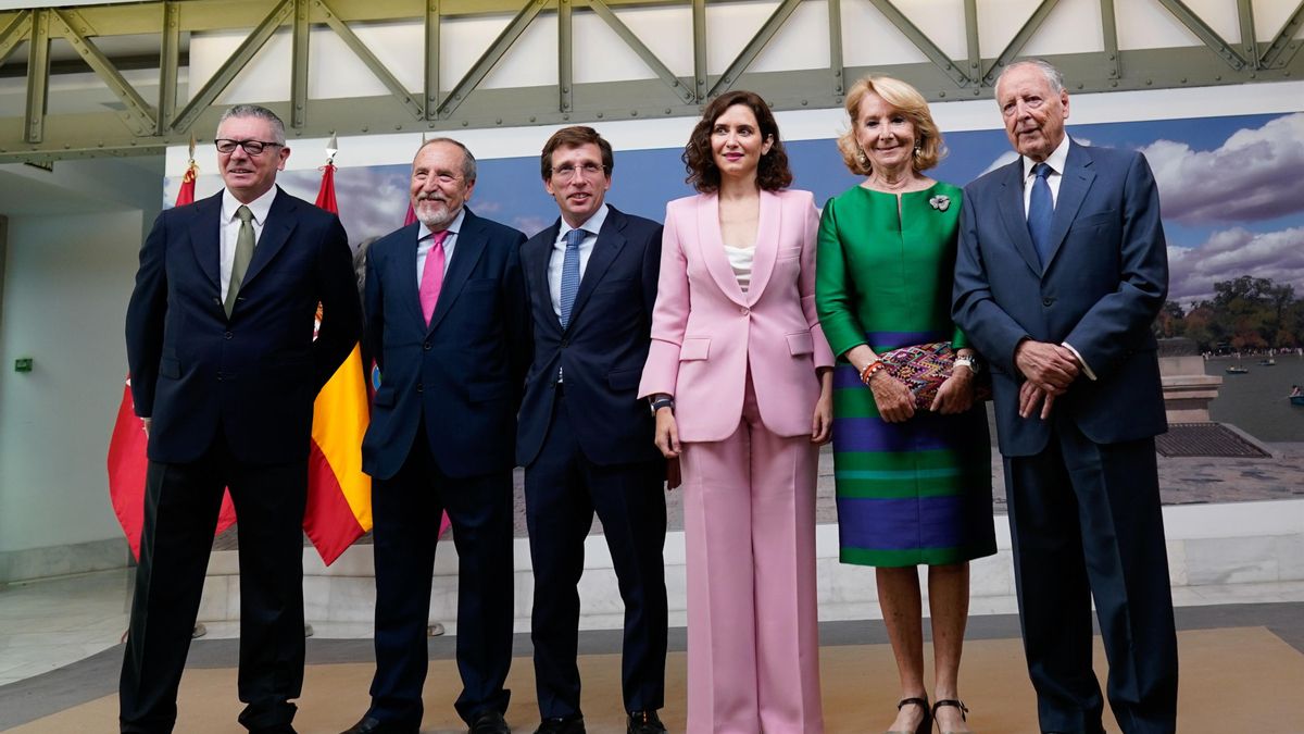 El alcalde de Madrid junto a la presidenta de la Comunidad de Madrid en funciones, Isabel Díaz Ayuso, y sus antecesores en Cibeles