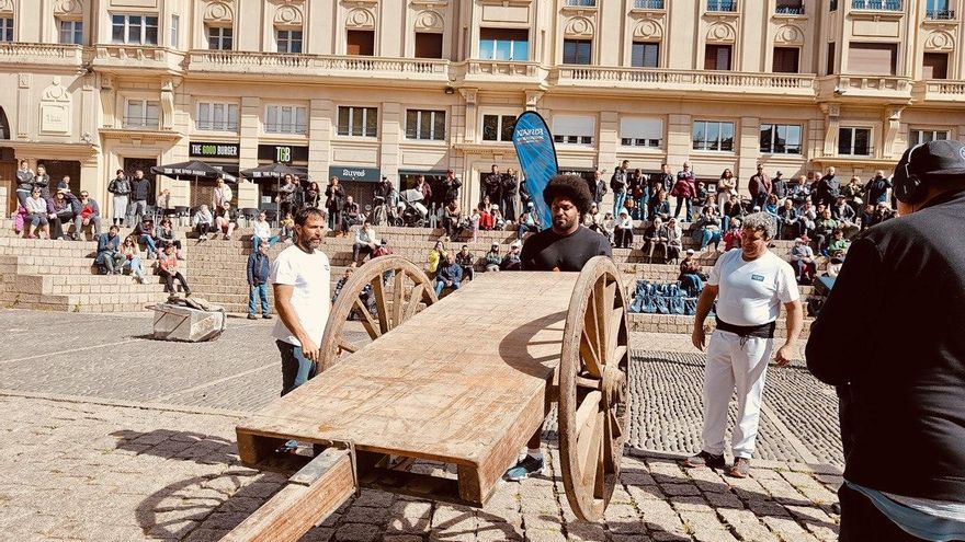 Cameron Jordan, levantando un carro en la Plaza de los Fueros de Vitoria.