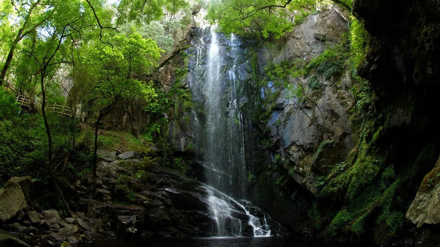 Con 40 metros de caída sobre una piscina natural: así es la cascada más espectacular de la Ribeira Sacra