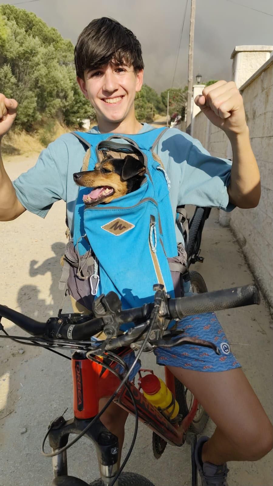 Guille, tras rescatar a Bimba y sacarla de la zona del incendio en bicicleta.