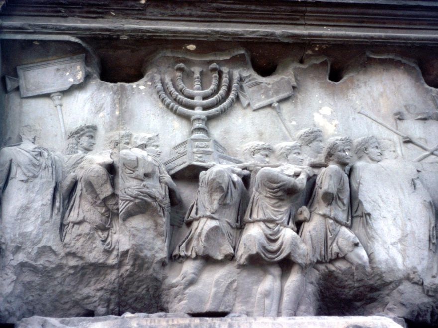 Detalle del Arco de Toto. Los legionarios saquean el Templo de Jerusalén.