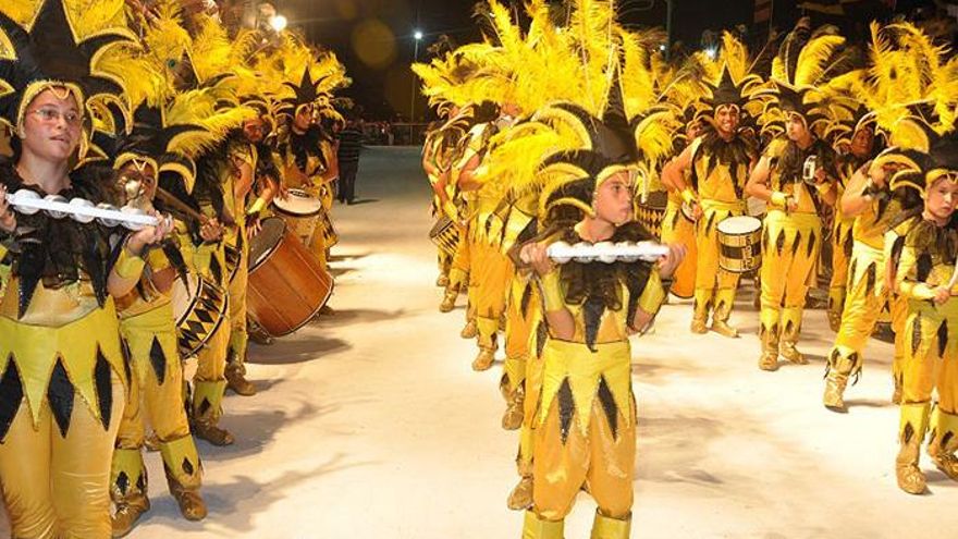 La provincia de Buenos Aires celebra el mes del carnaval con carros de ingenio, cabezudos y desentierro del diablo