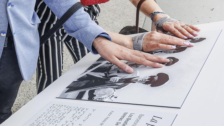 Fotografías en relieve y textos en braille para palpar y tocar la memoria colectiva de EFE