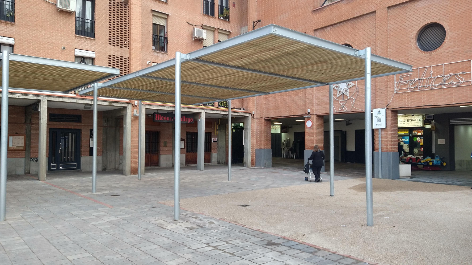 Vista de la plaza de la Remonta reformada