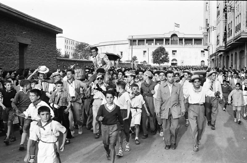 Manolo Chacarte, a hombros, en 1955