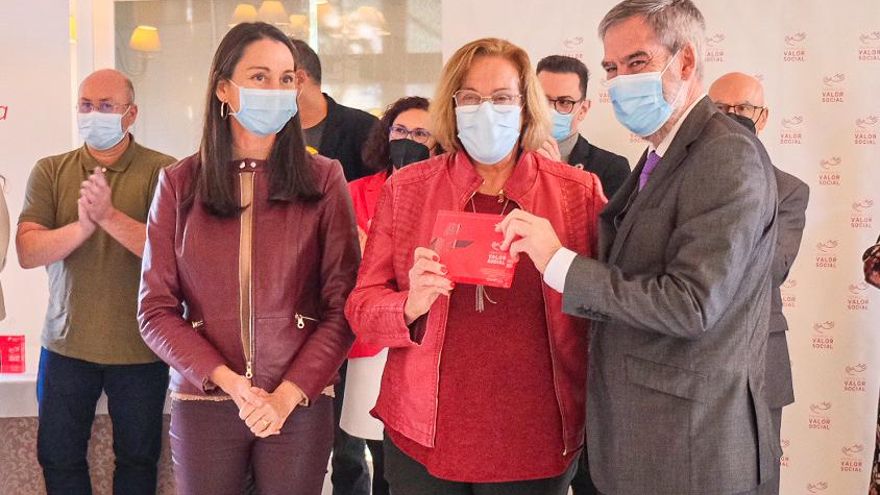 Machado y Fernández Sabugo entregan el Premio Especial del Empleado a Acufade