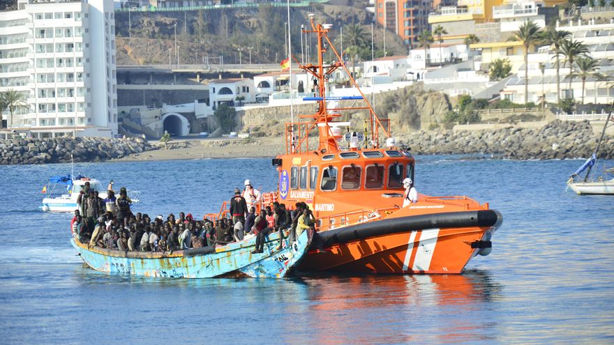 Cayuco con 200 personas a bordo rescatado al sur de Gran Canaria