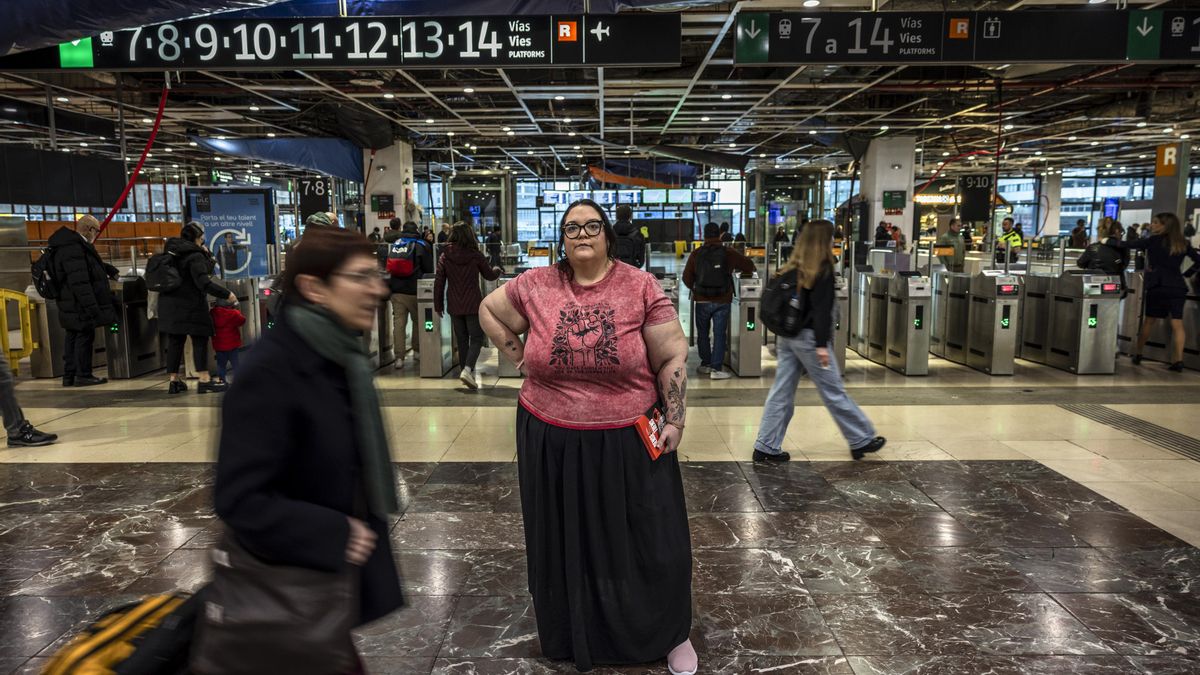 Anna Gómez, usuaria de Renfe y portavoz de Dignitat a les Vies, en la estación de Sants de Barcelona