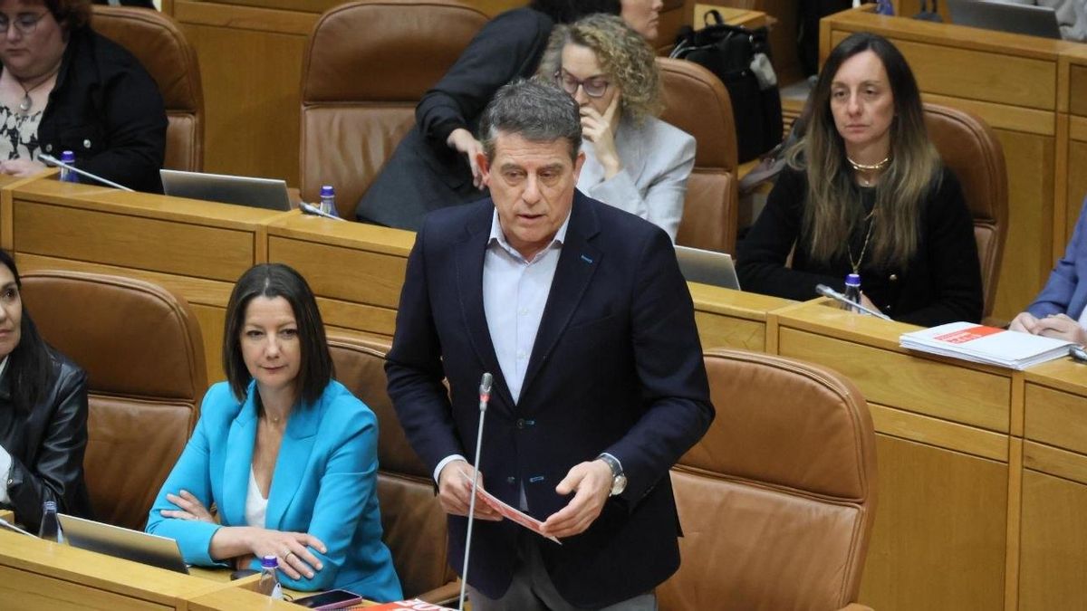 El líder del PSdeG, José Ramón Gómez Besteiro, durante la sesión de control en el Parlamento de Galicia este 21 de abril