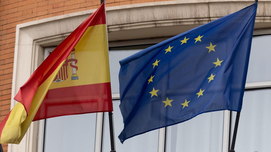 Archivo - Una bandera de la Unión Europea junto a una bandera de España, a 3 de enero de 2024, en Madrid (España).