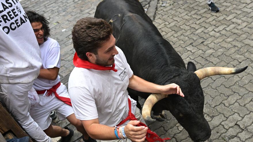 Los toros de la ganadería La Palmosilla a su paso por el tramo de Telefónica durante el primer encierro de los sanfermines 2023. EFE/Daniel Fernández