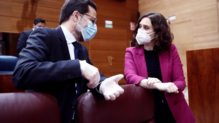 La presidenta de la Comunidad de Madrid, Isabel Díaz Ayuso conversa con el consejero de Hacienda, Javier Fernández-Lasquetty  antes del comienzo de la sesión de control al ejecutivo regional en la Asamblea de Madrid