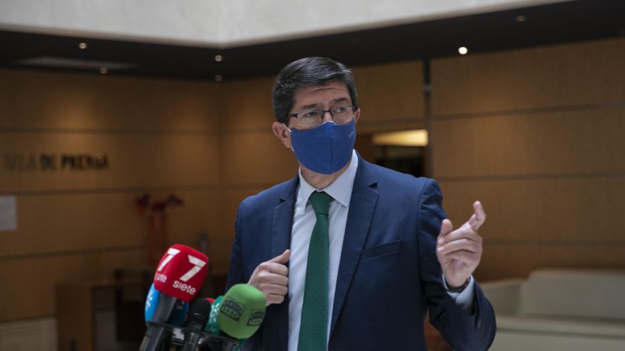 El vicepresidente y consejero de Turismo, Regeneración, Justicia y Administración Local, Juan Marín, atiende a los medios de comunicación, foto de archivo