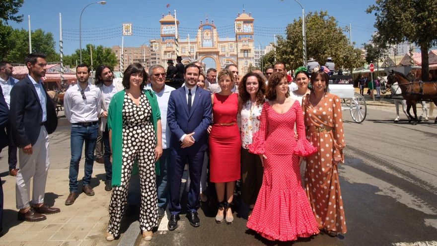 La vicepresidenta segunda, Yolanda Díaz, y el ministro de Consumo, Alberto Garzón, posan en la Feria de Sevilla con los dirigentes de los seis partidos de izquierdas que negocian una candidatura única en Andalucía.