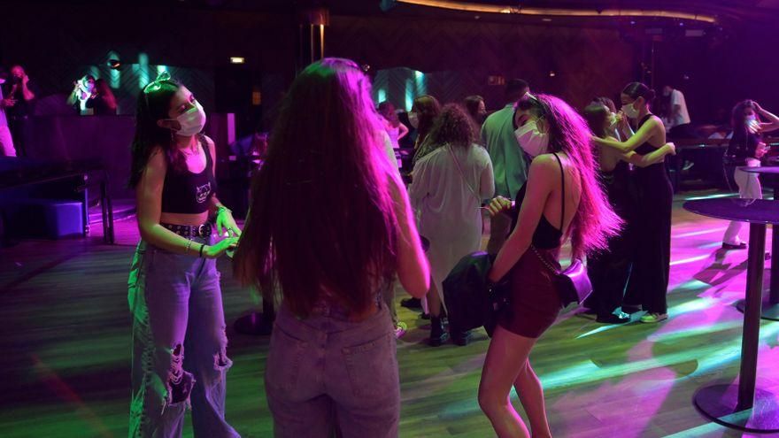 Galicia impone la obligación de PCR o certificado de vacunación para acceder al ocio nocturno