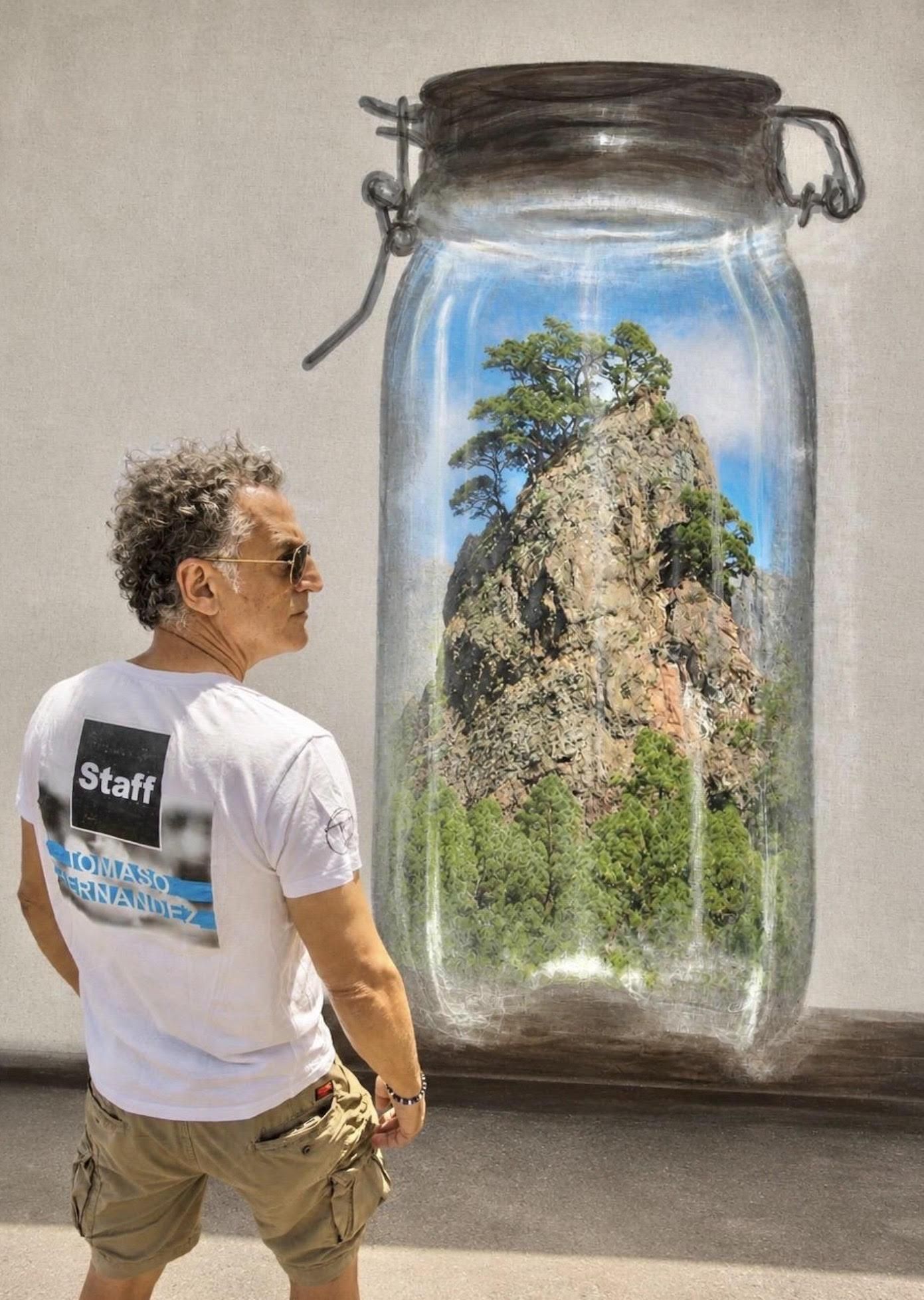 Tomaso Hernández junto a una de sus obras.