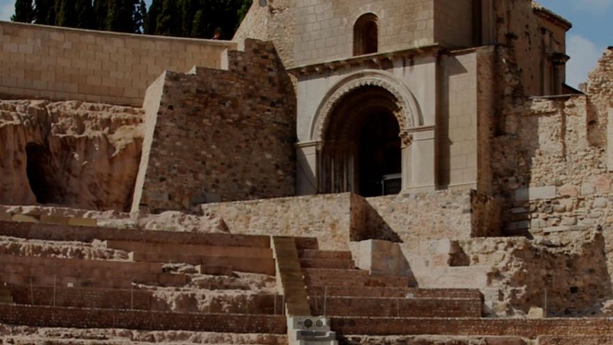 Una excavación arqueológica en este teatro romano permite descubrir una bodega del siglo XIX con seis tinajas cerámicas
