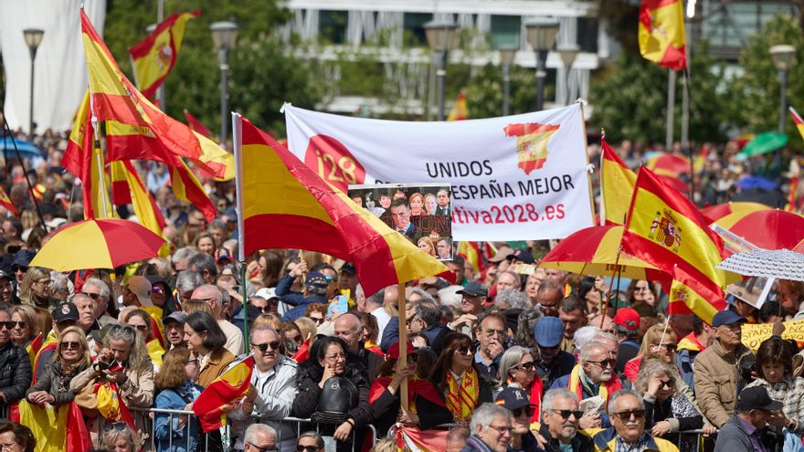Decenas de personas durante una manifestación para pedir elecciones generales, en la Plaza de Colón, a 10 de mayo de 2025, en Madrid (España).