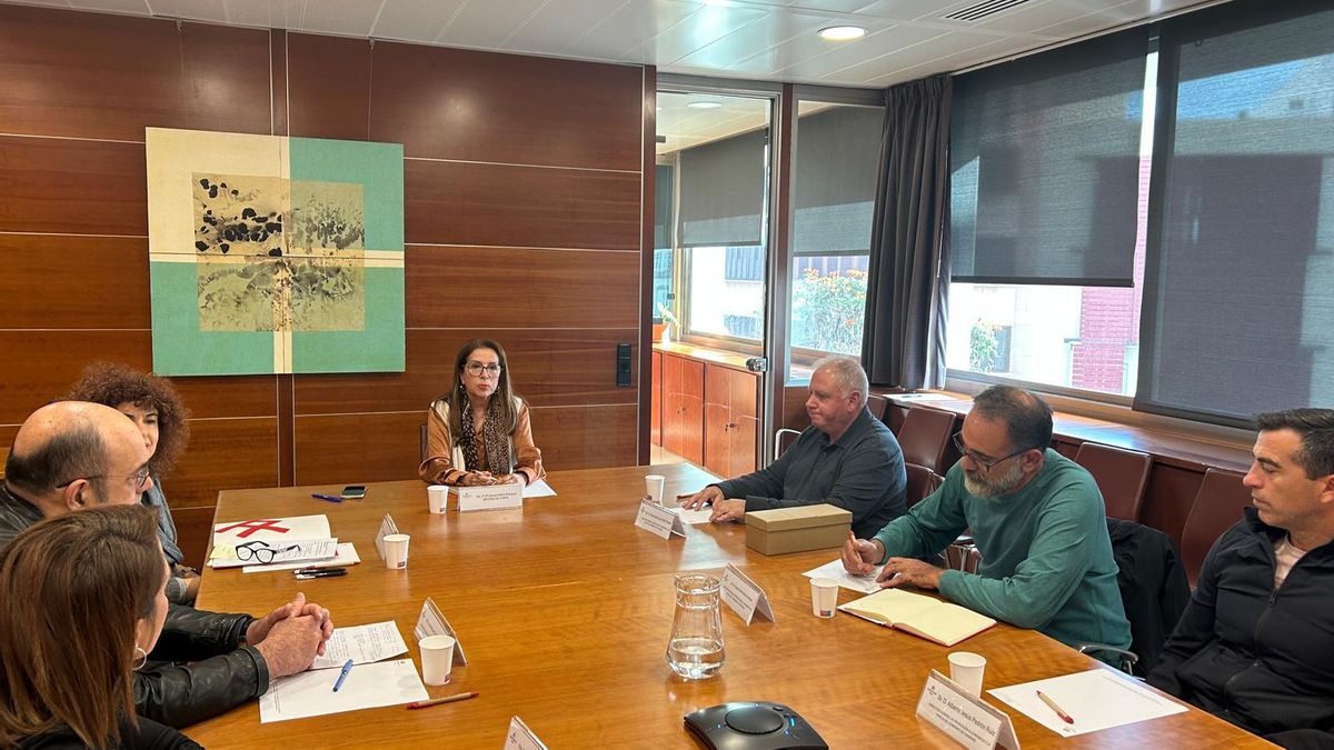 Trabajadores del área de Menores reunidos con la Diputada del Común.
