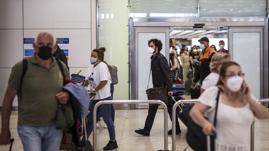 Archivo - Pasajeros de un vuelo procedente de Quito a su llegada a las instalaciones de la Terminal T4  del Aeropuerto Adolfo Suárez Madrid-Barajas, a 7 de junio de 2021, en Madrid, (España).