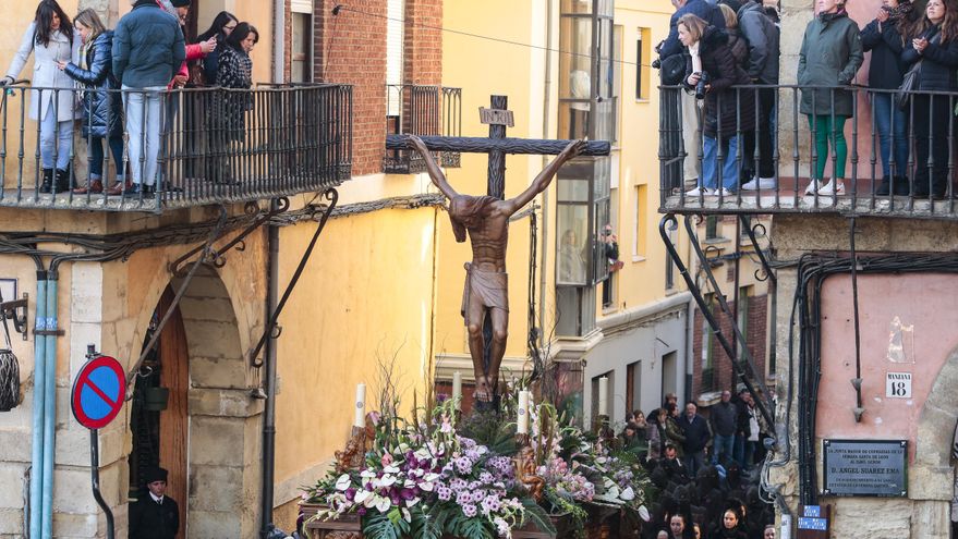 Celebración del acto de El Encuentro en el transcurso de la Procesión de los Pasos de León