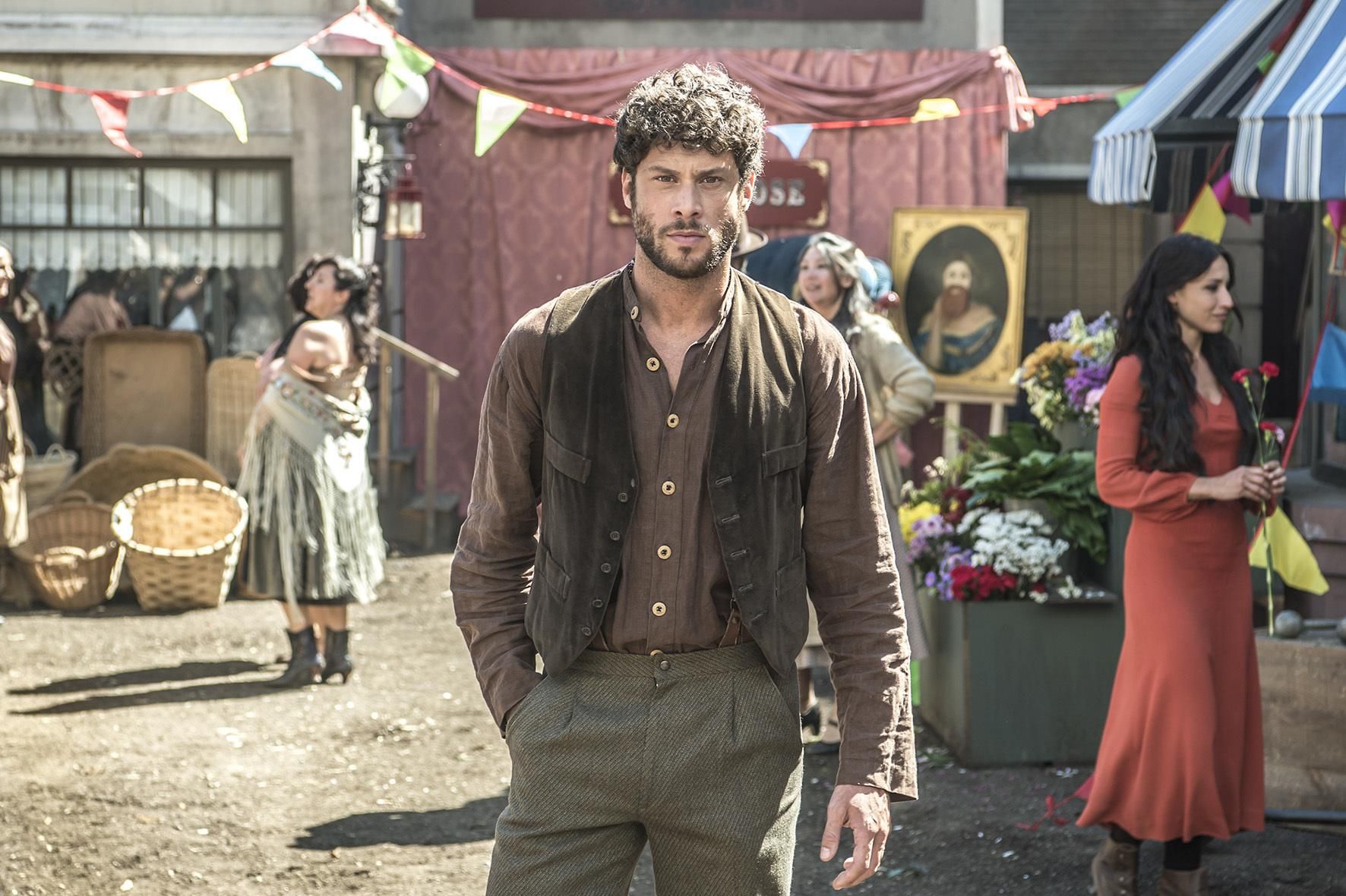 Visita al rodaje de El continental, la nueva serie de Álex García y Michelle Jenner en TVE