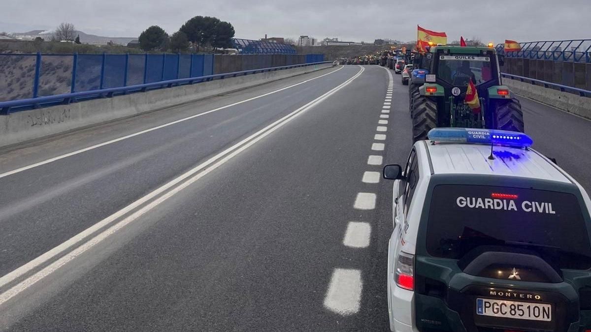 Un total de 325 tractores llegan sin incidencias a la protesta en Madrid por las carreteras de Castilla-La Mancha