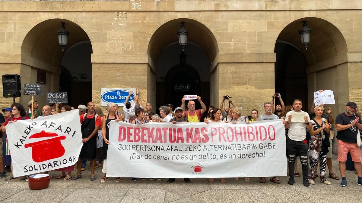 Cacerolada y una gran comida como presión al alcalde de Donostia para que retire el veto a las cenas solidarias