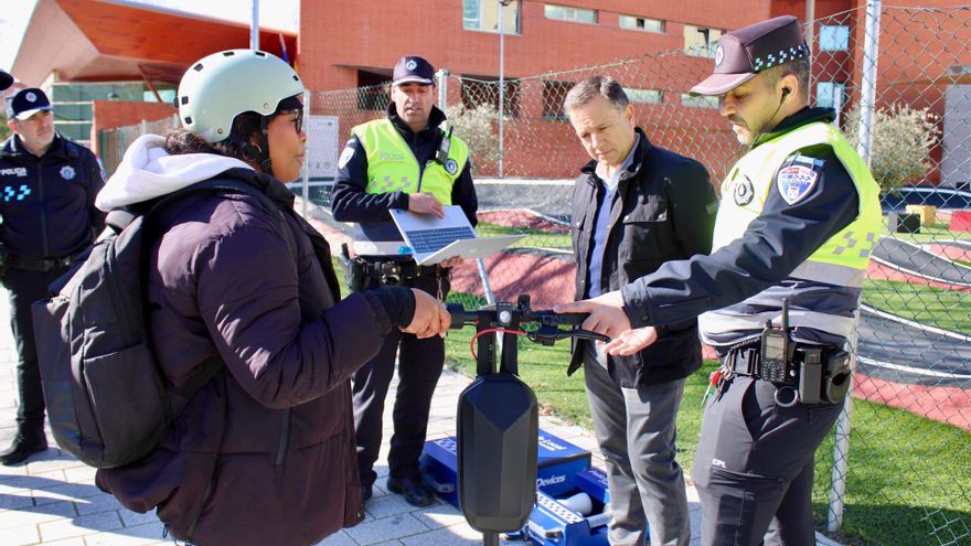 El alcalde de Albacete, Manuel Serrano, junto al nuevo dispositivo de Policía Local