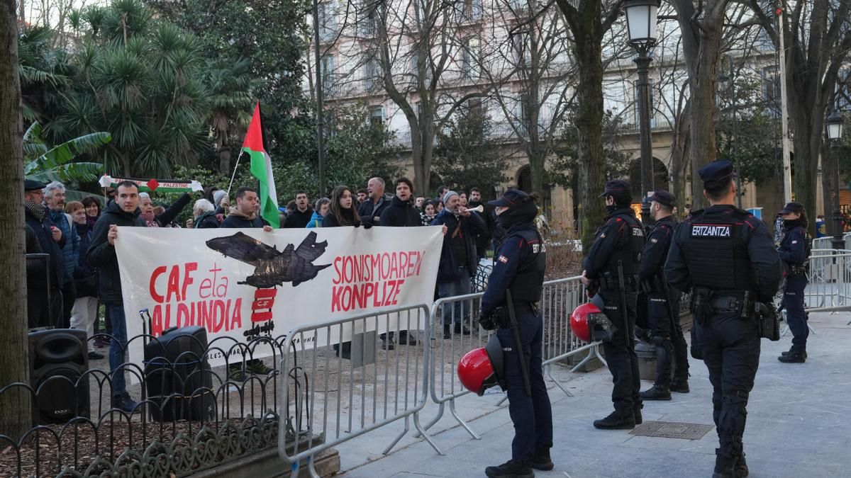 Desconocidos atacan tranvías que la empresa vasca CAF iba a enviar a Israel y le acusan de "cómplice" del genocidio