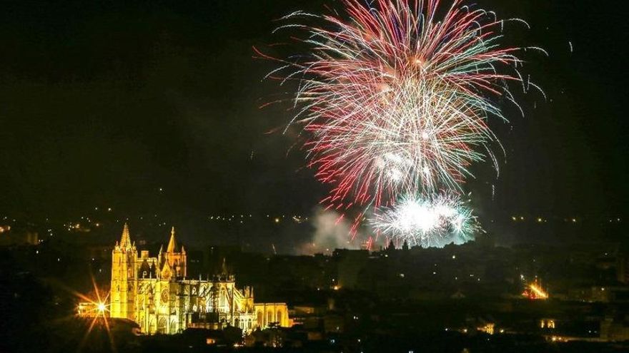 Carlos S. Campillo / ICAL Fuegos artificiales en la noche de San Juan de León