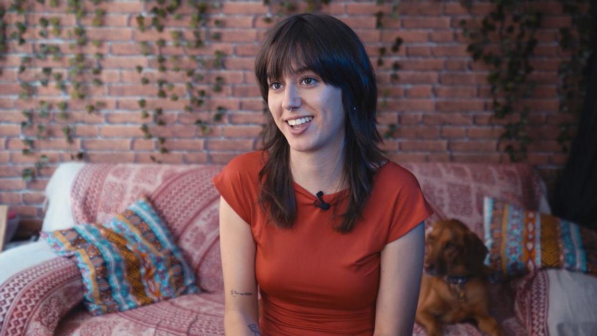 La cantautora toledana Nour en el documental 'Viven'