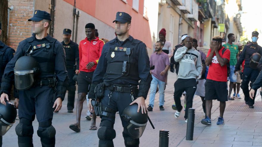 Archivo - Varios agentes de Policía Nacional en el barrio de Lavapiés, en Madrid