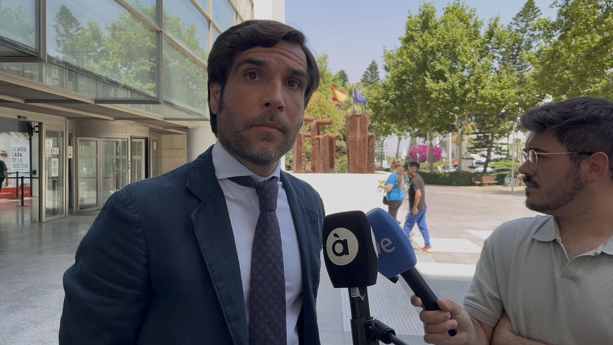El abogado Juan Chapapría, a la salida de la Ciudad de la Justicia de València tras una de las declaraciones de la causa de la DANA.