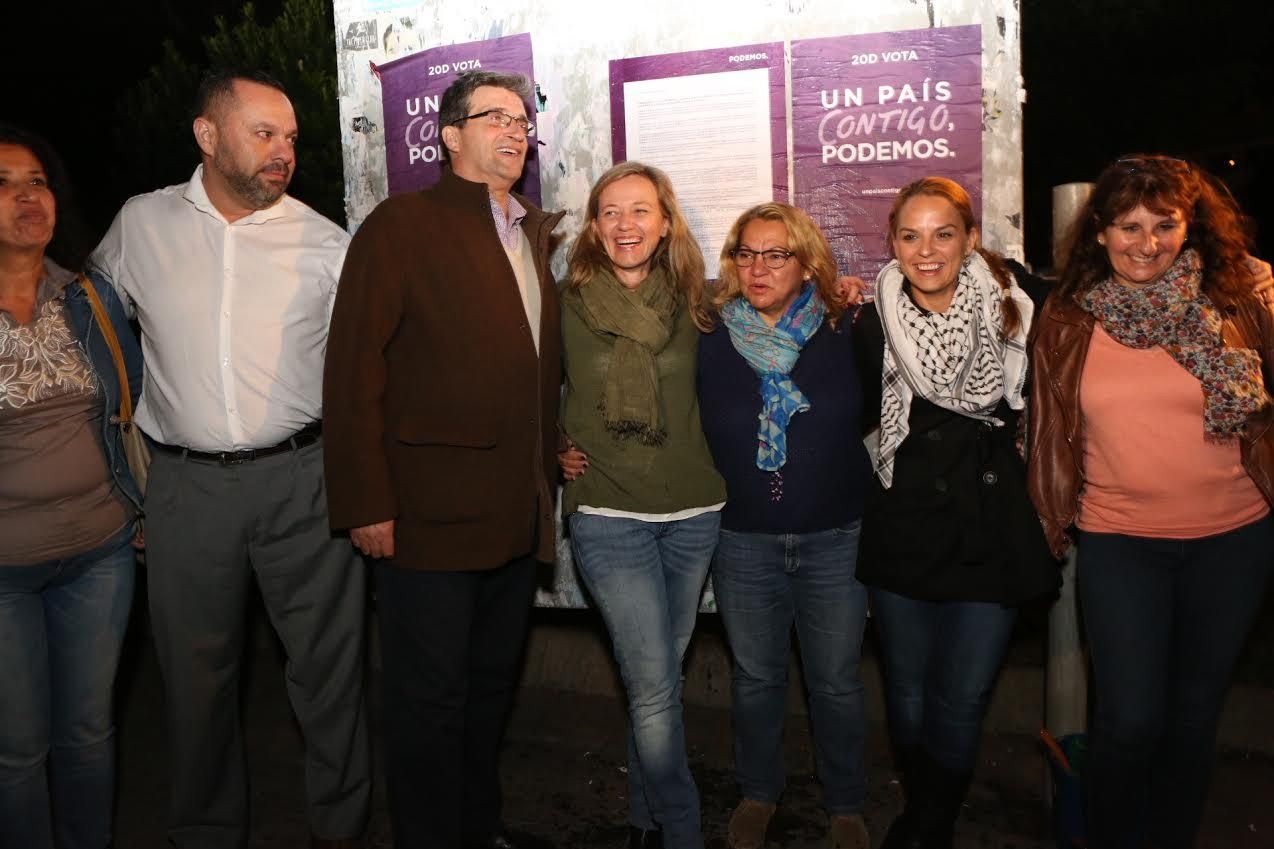 Pegada de carteles de Podemos.