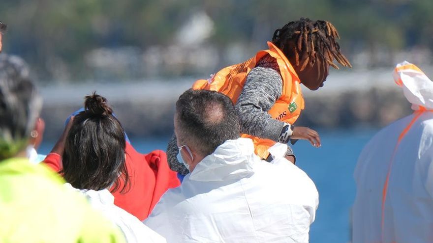 Los servicios de emergencia ayudan a desembarcar a una niña de la Guardamar Calíope, que ha llegado al puerto de Arguineguín este martes con 116 personas procedentes de tres pateras, la accidentada y dos neumáticas a las que había prestado auxilio horas antes. EFE/Ángel Medina G.