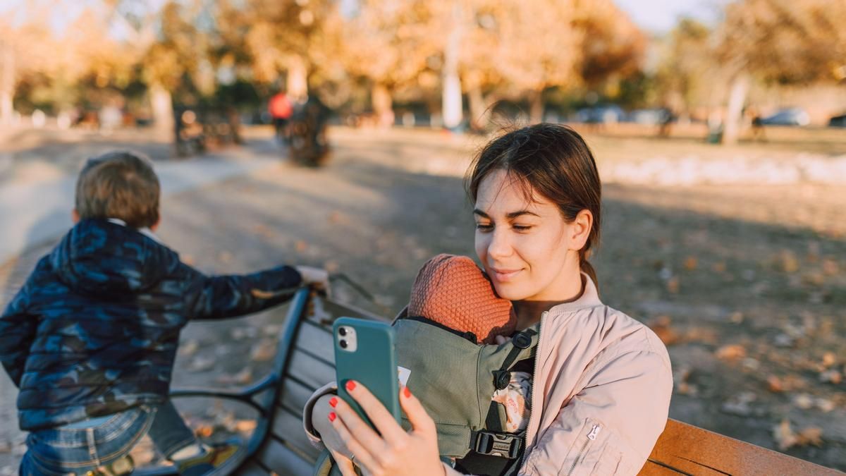 Una psicóloga explica cómo afecta tu uso del móvil a la salud emocional de tus hijos: "Cambia el vínculo de apego"