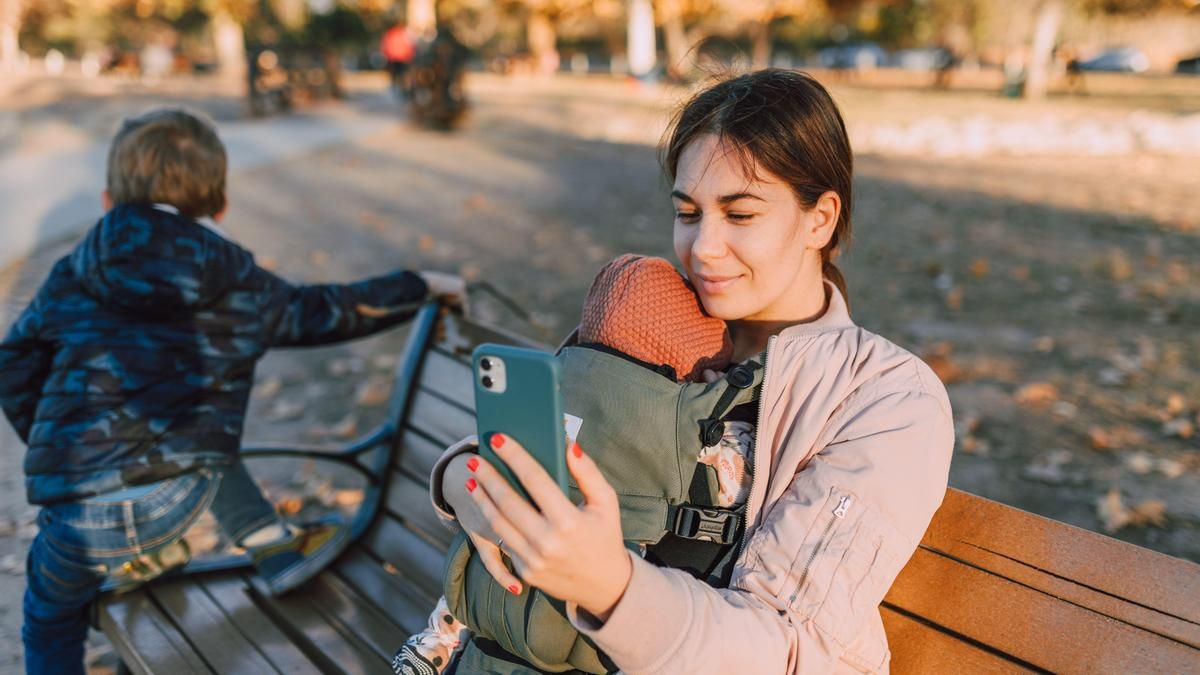 Una psicóloga explica cómo afecta tu uso del móvil a la salud emocional de tus hijos: "Cambia el vínculo de apego"