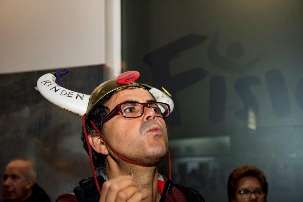 Un 'Viakingo' comiendo pipas en actitud desafiante